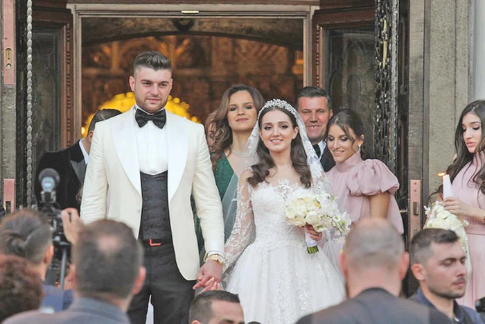 
    Cei doi tineri se bucură de peisaje de vis în Bora Bora  