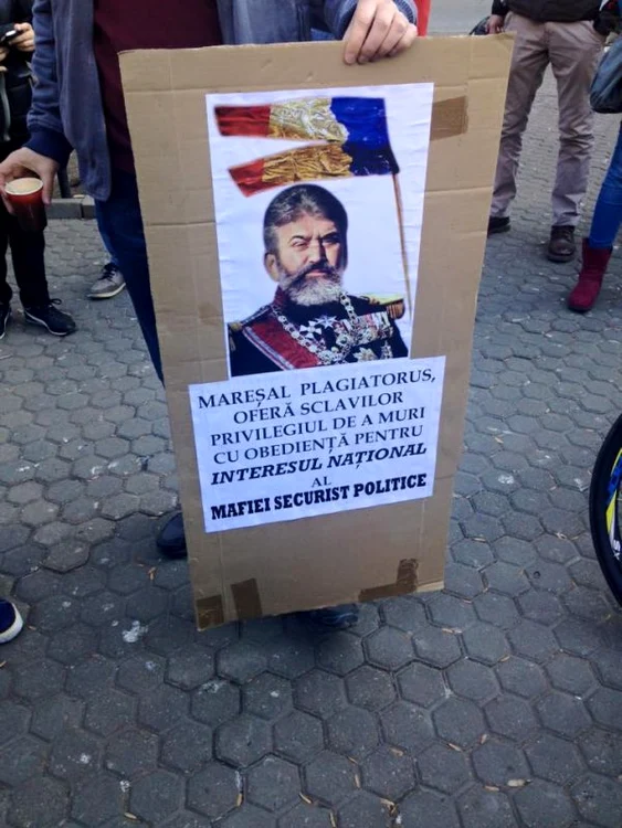Afișul unui protestatar din Piața Universității