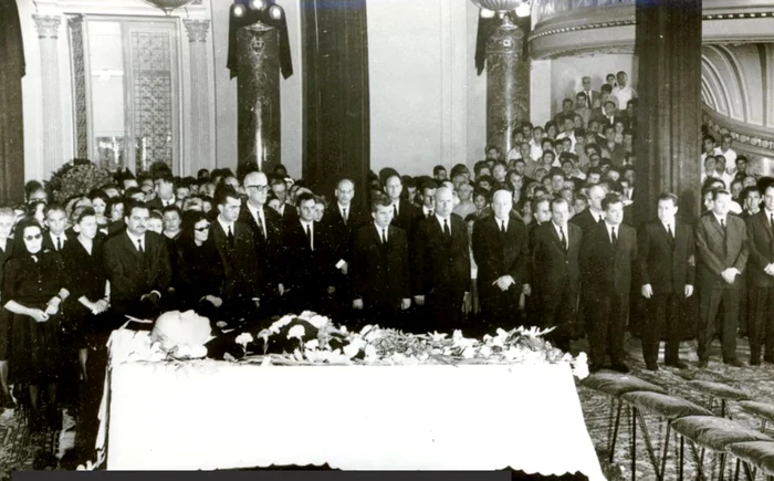 Fotografie document. Ceaușescu la catafalcul lui Tudor Arghezi. Foto: Historia