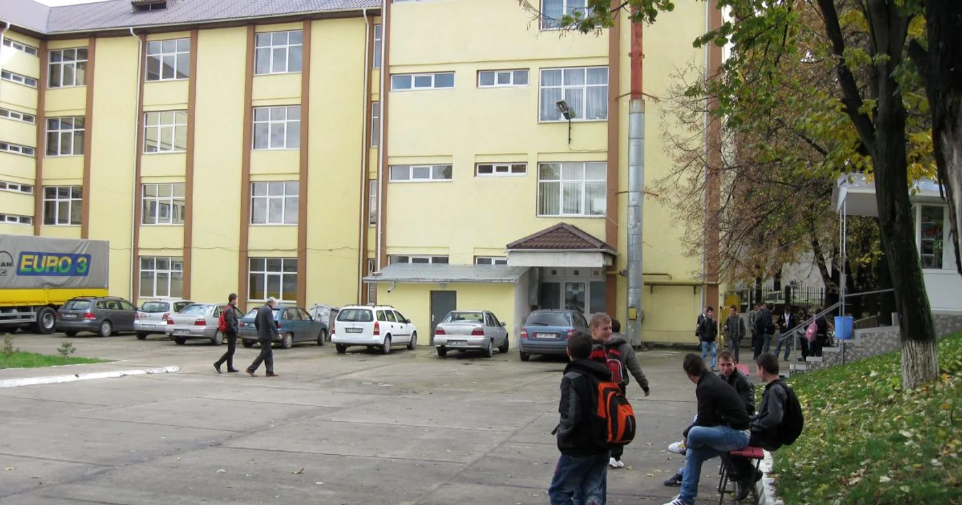 Elevii de la „Gheorghe Asachi” plătesc la preţ de speculă formularele de diplomă