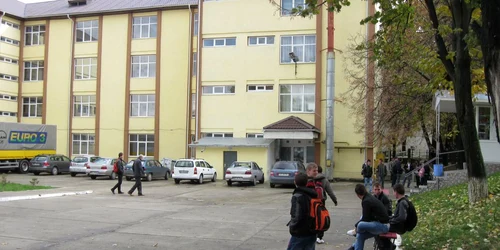 Elevii de la „Gheorghe Asachi” plătesc la preţ de speculă formularele de diplomă