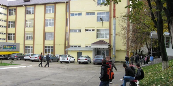 Elevii de la „Gheorghe Asachi” plătesc la preţ de speculă formularele de diplomă