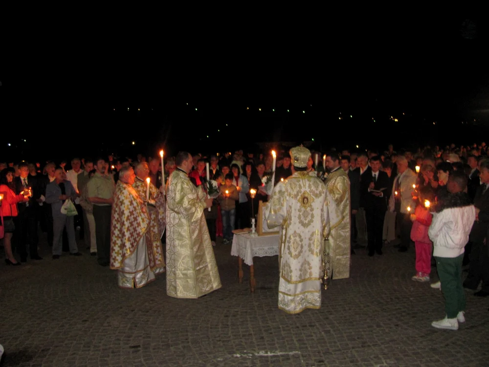 Mii de credincioşi au venit să ia Lumina Învierii de la Catedrala Sfânta Vinere FOTO Olimpia Man