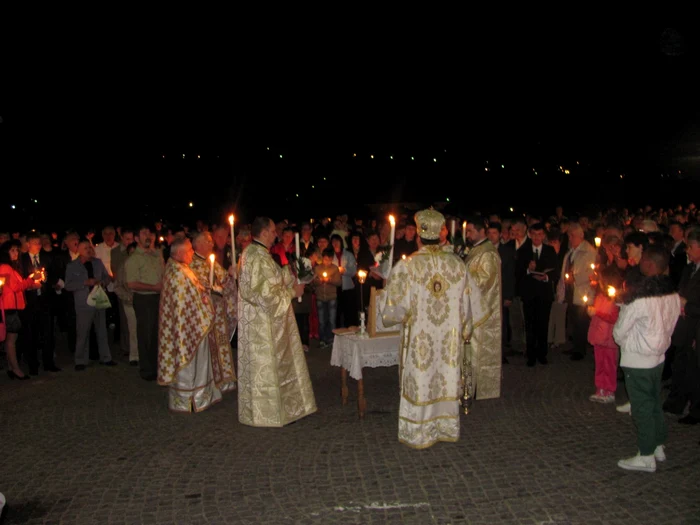 Mii de credincioşi au venit să ia Lumina Învierii de la Catedrala Sfânta Vinere FOTO Olimpia Man