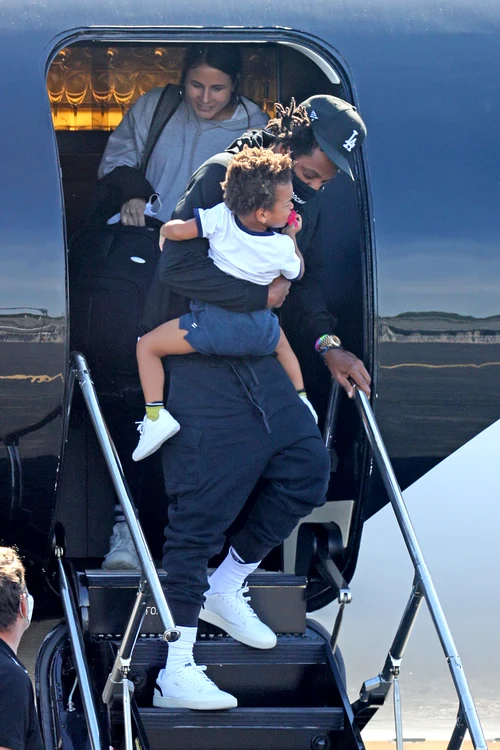 Jay-Z s-a mascat şi el,  dar Sir a refuzat să  îşi pună ”botniţă”  la coborârea din avion 