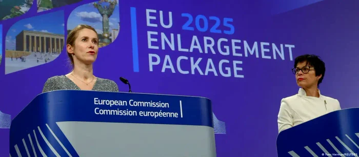 Șefa diplomației europene, Kaja Kallas (stânga), și comisara pentru extindere Marta Kos