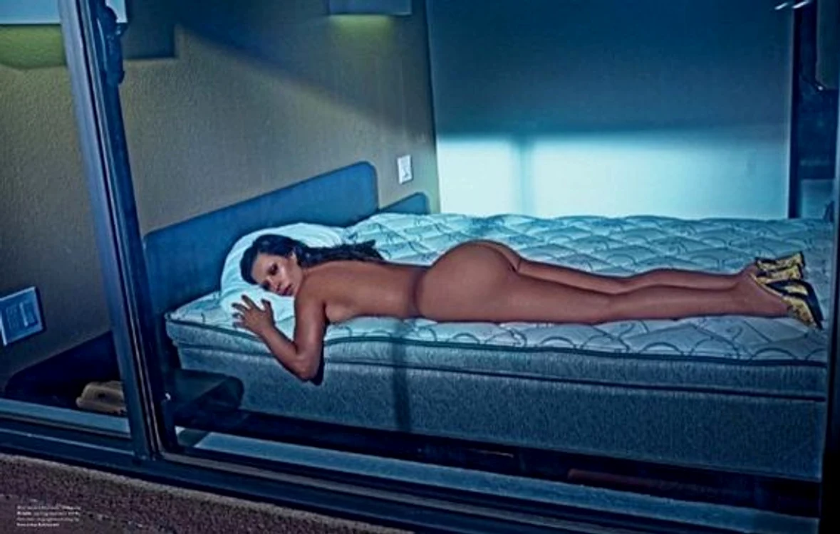Kim şi-a arătat fundul imens în cel mai nou pictorial