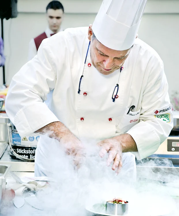 Celebrul bucătar a făcut o demonstraţie de bucătărie moleculară la inaugurarea terasei sale din Bucureşti