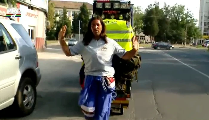 Rudy îşi face veacul pe străzile din Satu Mare, transportând obiecte pentru bani şi mâncareCaptură: Pro TV