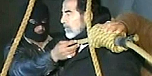 Saddam Hussein în momentul când era pregătit pentru spânzurătoare