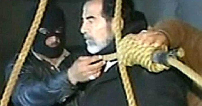 Saddam Hussein în momentul când era pregătit pentru spânzurătoare