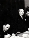 Gheorghe Gheorghiu-Dej (stânga) la Congresul Uniunii Sindicale C.F.R. din 20 ianuarie 1945 (© „Fototeca online a comunismului românesc”, cota: 15/1945)