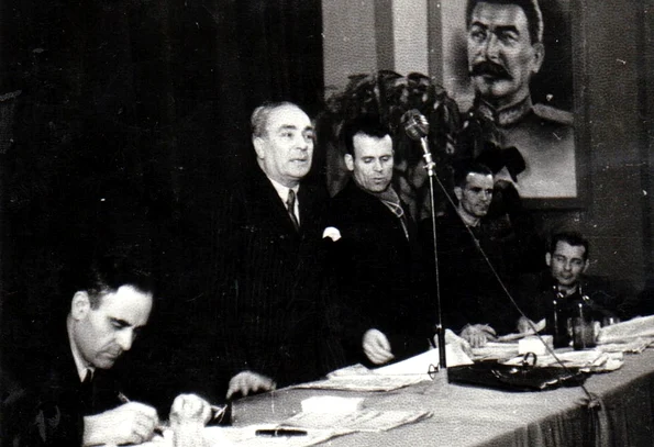 Gheorghe Gheorghiu-Dej (stânga) la Congresul Uniunii Sindicale C.F.R. din 20 ianuarie 1945 (© „Fototeca online a comunismului românesc”, cota: 15/1945)