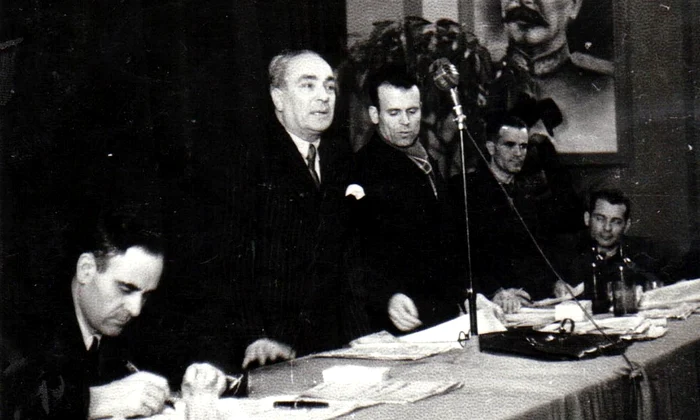 Gheorghe Gheorghiu-Dej (stânga) la Congresul Uniunii Sindicale C.F.R. din 20 ianuarie 1945 (© „Fototeca online a comunismului românesc”, cota: 15/1945)