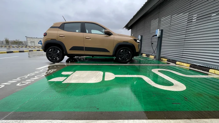 Mașină Dacia Spring pusă la încărcat