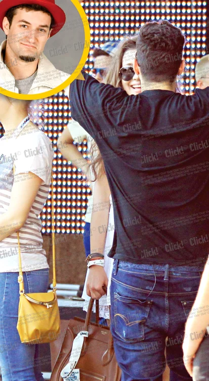 
    Smiley nu îşi mai  face probleme dacă îl prinde cineva în timp ce  el flitrează cu fetele  