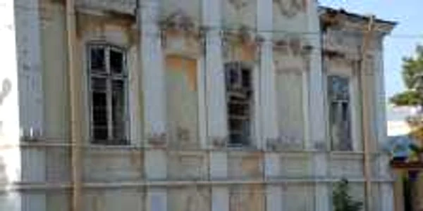 Casa Goangă, din Centrul Vechi, are toate geamurile sparte
