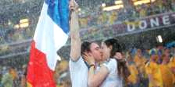 Tânărul suporter al „cocoşilor“ îi fură iubitei un sărut, ignorând furtuna teribilă ce a întrerupt meciul dintre Ucraina şi Franţa