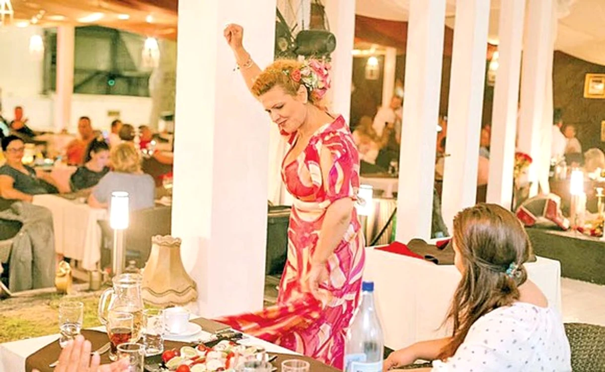 Maria Buză face și show pe malul mării, în restaurantul pe care îl deține acolo, numit „La șarpele roz”