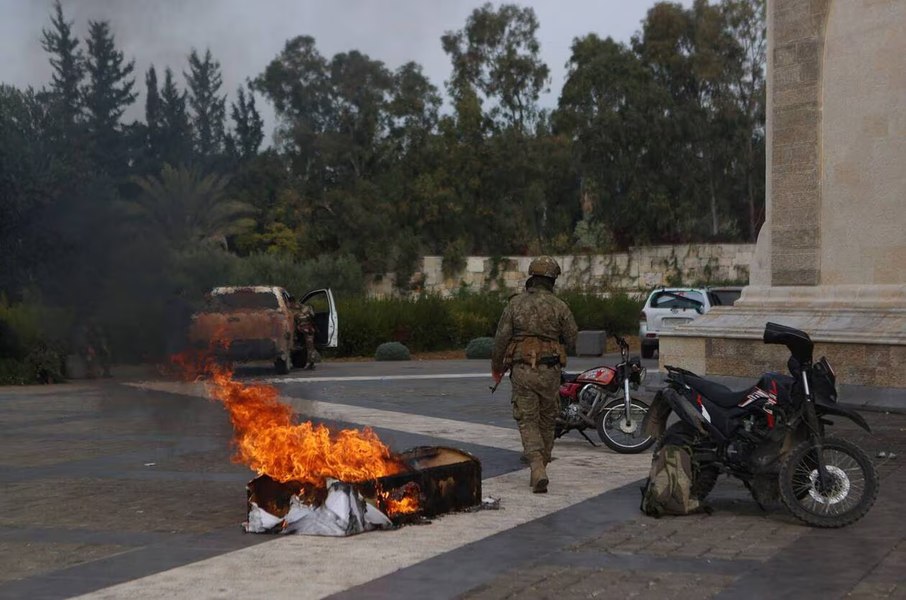 Mormântul dictatorului sirian lui Hafez el-Assad a fost incendiat, după fuga fiului său în Rusia