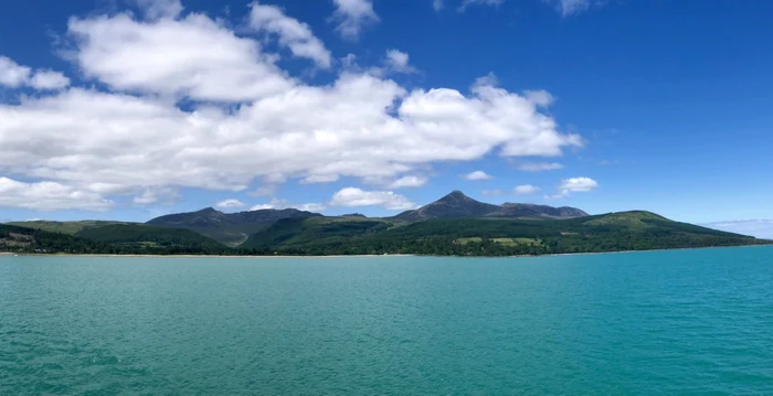 Marea a căpătat o nuanţă bleu-turcoaz în zona coastei de vest a Scoţiei Foto: Captură Twitter/@snoweider