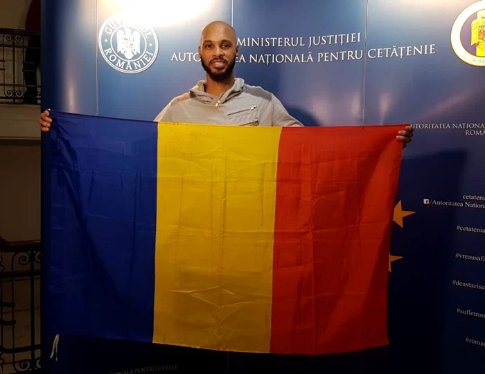 Kris Richard, cu drapelul Romaniei, după obținerea cetățeniei