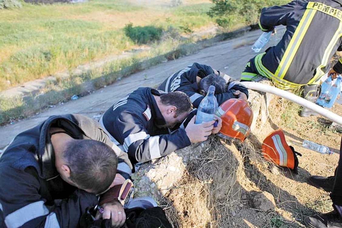 La finalul intervenţiilor, pompierii au fost sleiţi de puteri