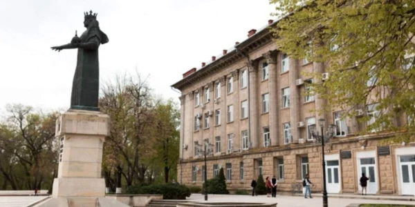 Statuia lui Stefan cel Mare din fata primariei orasului Balti FOTO IDIS Viitorul