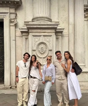 Anamaria Prodan, alături de fetele ei, Rebeca și Sarah, și de ginerii Alex și Shane în Italia foto: arhivă personală 