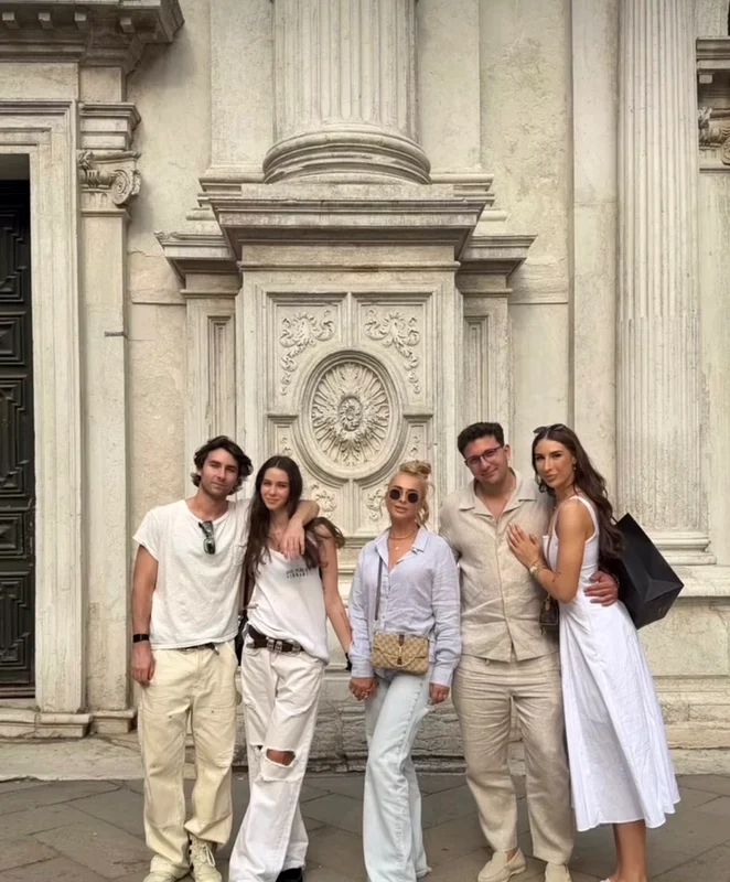 Anamaria Prodan, alături de fetele ei, Rebeca și Sarah, și de ginerii Alex și Shane în Italia foto: arhivă personală 