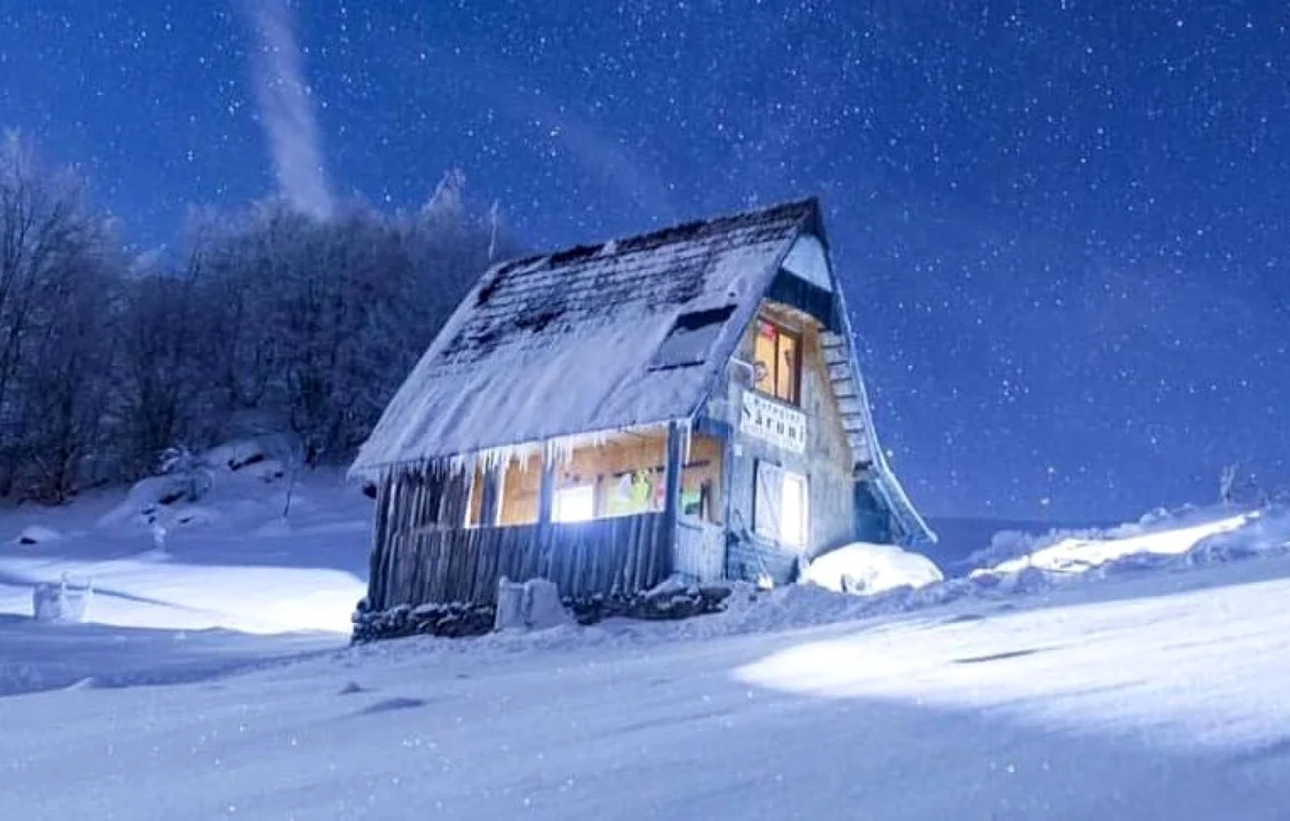 Refugiul turistic Săruni, un paradis atât vara, cât şi iarna. Foto: Andrei Moldovean/Facebook/Refugiul Săruni