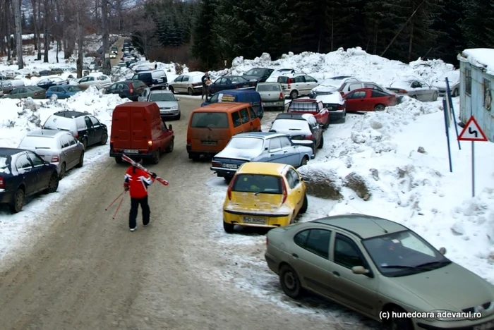 Accesul maşinilor turiştilor nu va mai fi permis în Straja, în afara locurilor de parcare special amenajate. FOTO: Daniel Guţă. ADEVĂRUL.