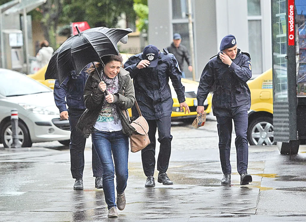 Ieri a plouat şi a bătut vântul în Bucureşti