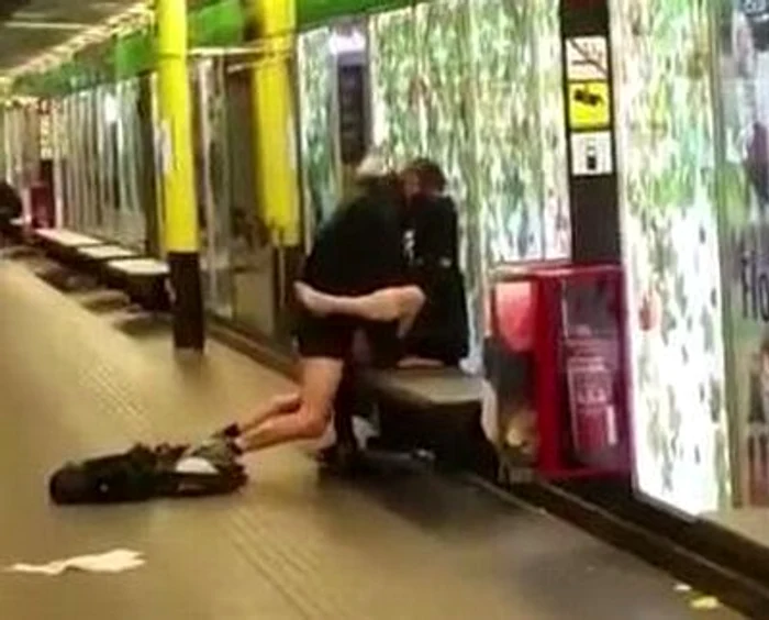 
    Doi tineri au făcut sex în văzul tuturorFoto: captură video  