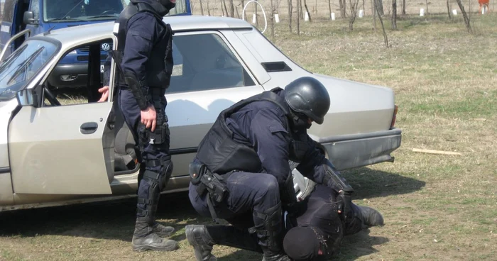 Jandarmii i-au imobilizat şi încătuşat pe hoţi. FOTO: N.BUTNARU