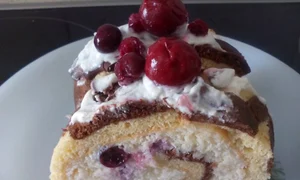 rulada cu model fructe de padure si crema de cocos jpeg