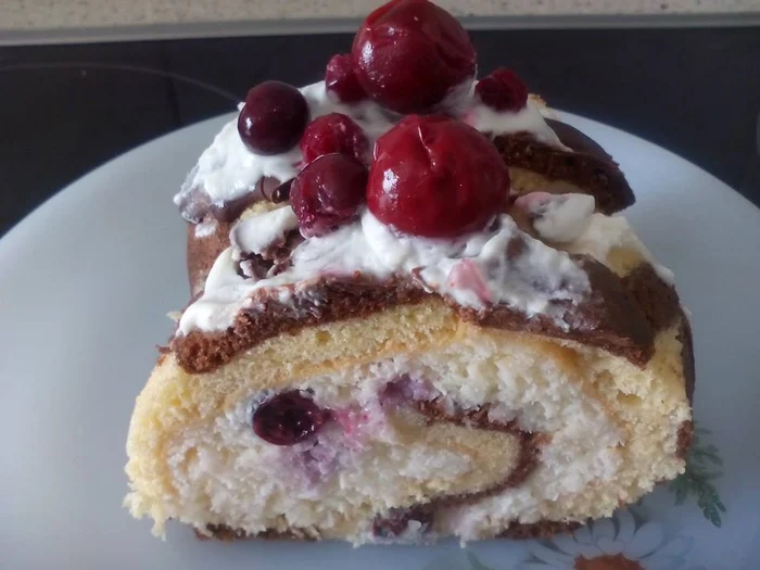 Ruladă cu fructe de pădure şi cremă de cocos