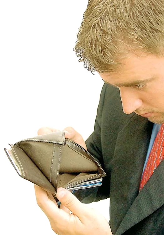 
    Degeaba a crescut  salariul minim,  la 1 ianuarie, că nu  ne alegem cu  nimic în plus  în portofele (Foto: Shutterstock)  