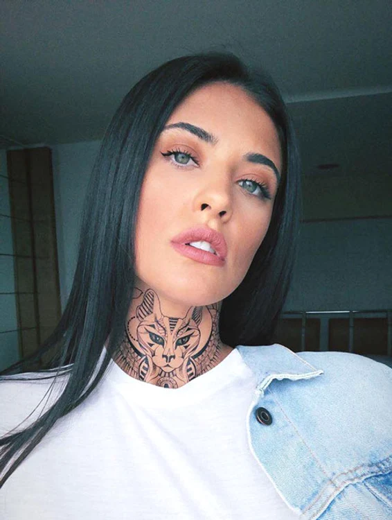 Antonia și-a tatuat pe gât o pisică