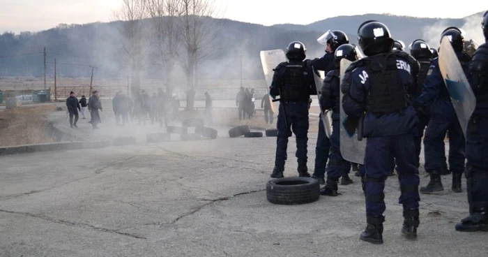 Temele cuprinse în programul de pregatire au fost centrate pe dominantele Asigurarea si Restabilirea Ordinii Publice si Interventia Profesionala