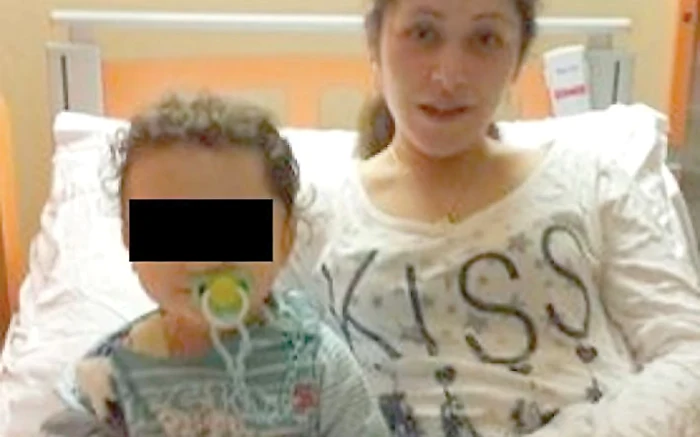 Dennis, alături de mama