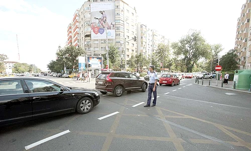 Ştefan cel Mare cu Str  Polonă: Poliţiştii au stat toată ziua în intersecţie ca să nu i lase pe şoferi să intre pe interzis jpeg
