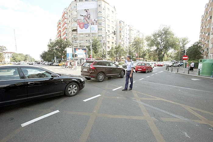 Ştefan cel Mare cu Str. Polonă: Poliţiştii au stat toată ziua în intersecţie ca să nu-i lase pe şoferi să intre pe interzis