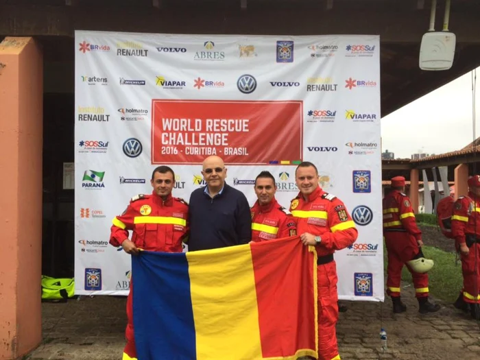 SMURD Vâlcea echipa campionilor naţionali alături de Raed Arafat reprezentând România la Mondialele din 2016 din Brazilia Foto Adevărul