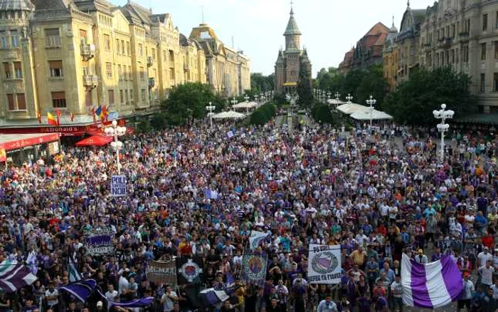 Mitingul suporterilor alb-violeti in centrul Timisoarei, miercuri 1 iunie 2011