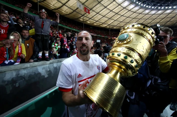 Frank Ribery a strâns în brațe trofeul acordat câștigătorilor Cupei GermanieiFoto: Guliver / GettyImages