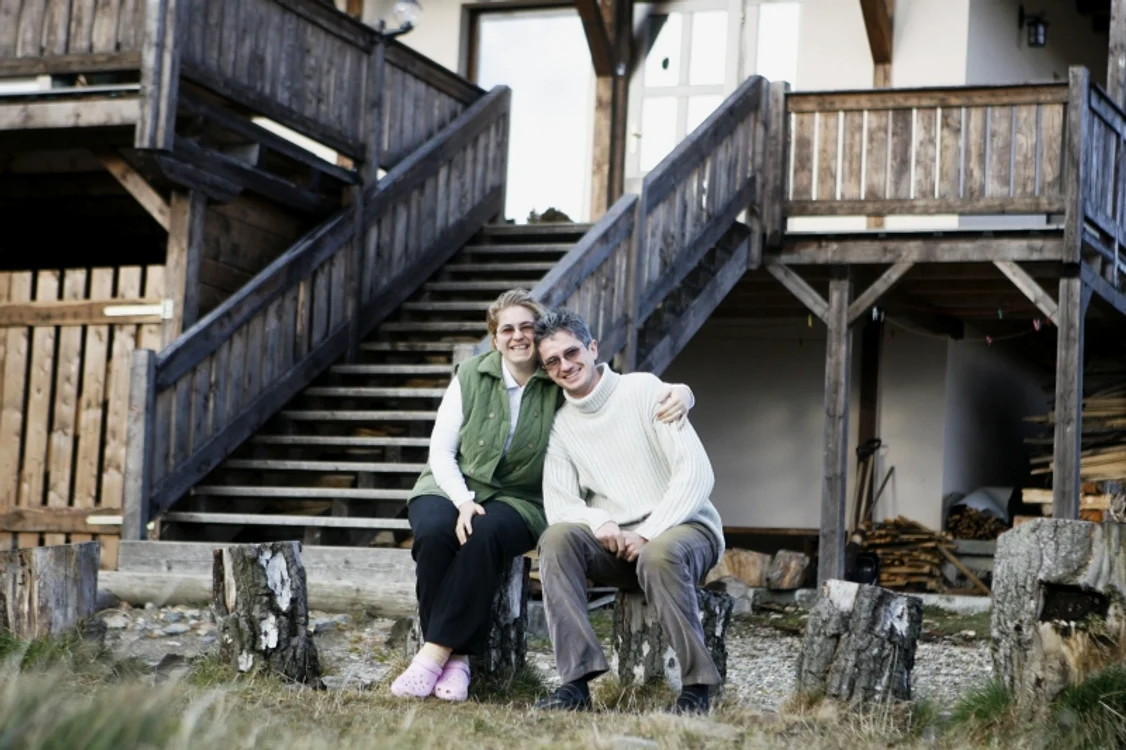 Ela Şi Sebastian au găsit adevărata fericire la munte, unde s-au mutat definitiv în cabana lor. Foto: Thomas Câmpean