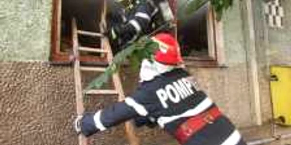 Incendiul s-a produs într-un apartament de la parter. FOTO: redesteptarea. ro