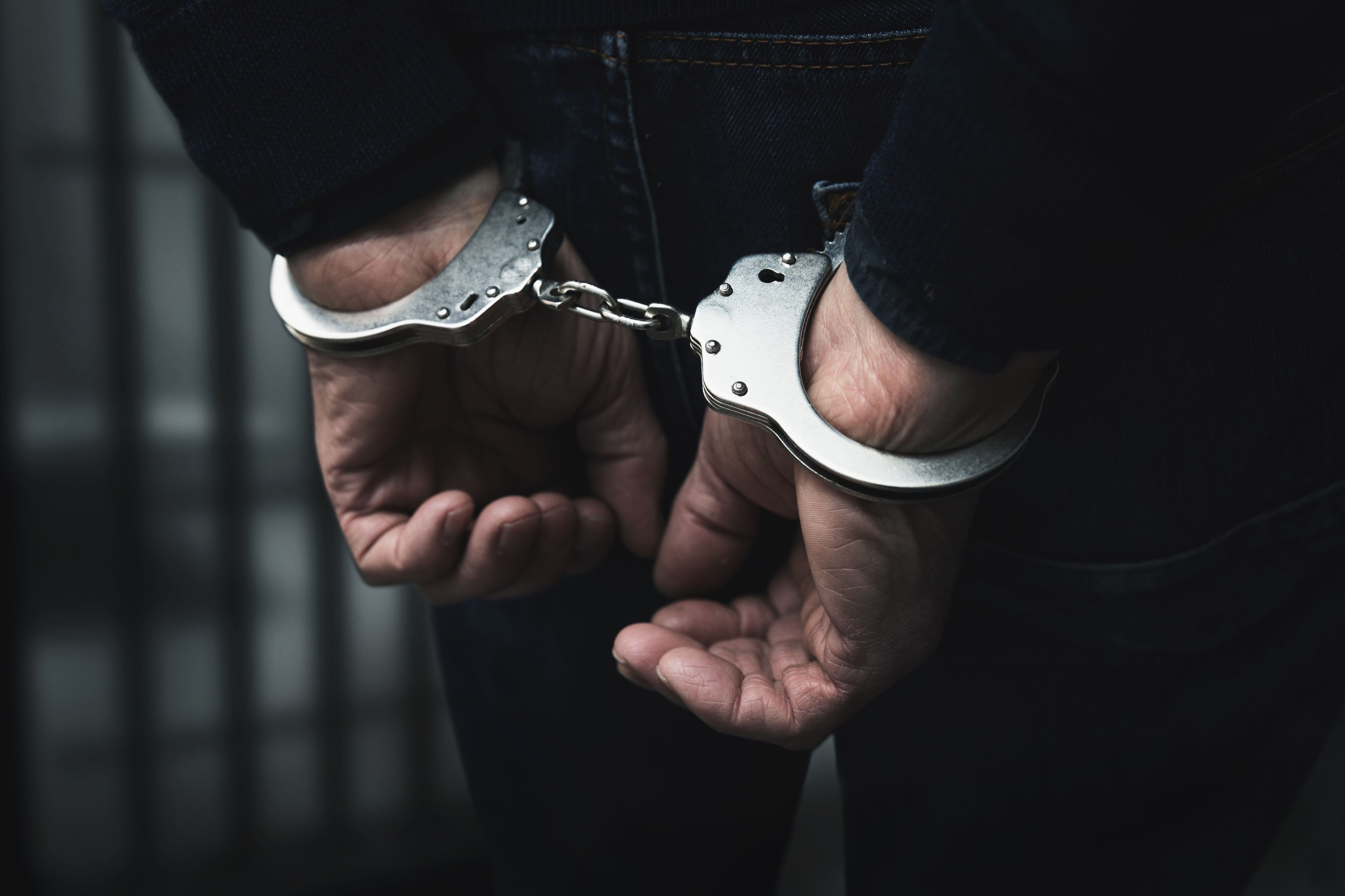Bărbat arestat preventiv, la câteva zile de la ieşirea din penitenciar, după ce a bătut un adolescent Bărbat arestat preventiv, la câteva zile de la ieşirea din penitenciar, după ce a bătut un adolescent