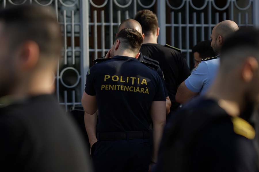 Polițiștii de penitenciare amenință că ies în stradă și cer AUR și Dianei Șoșoacă să nu confiște protestul transportatorilor: Jos labele politice murdare 